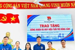 Trao huy hiệu 'Tuổi trẻ dũng cảm' cho nam sinh lao xuống biển cứu người