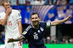 Kết quả b&oacute;ng đ&aacute; World Cup 2026: Argentina 2-1 Anh: Messi kiến tạo đỉnh cao, Argentina ngược d&ograve;ng đ&aacute;nh bại Anh để v&agrave;o Chung kết