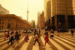 Bầu trời Canada nhuộm một màu vàng đục, hơn 100 đám cháy vẫn bùng phát