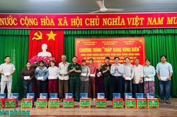 Trao tặng c&ocirc;ng tr&igrave;nh chiếu s&aacute;ng, tặng qu&agrave; c&aacute;n bộ, chiến sĩ v&agrave; nh&acirc;n d&acirc;n khu vực bi&ecirc;n giới