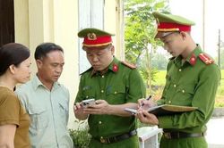 Gi&aacute;m s&aacute;t việc thực hiện chức tr&aacute;ch, nhiệm vụ của C&ocirc;ng an cấp x&atilde;