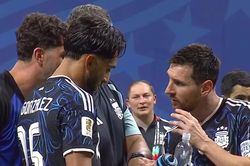 Tan trận bán kết, cầu thủ Argentina thu được 'cẩm nang' bắt penalty của Pickford