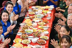 Người trẻ vào bếp nấu cơm tri ân, nghe cựu chiến binh kể chuyện chiến trường