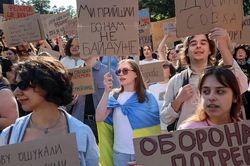 Biểu tình nổ ra ở Ukraine vì bộ trưởng quốc phòng bị miễn nhiệm