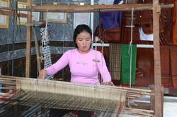 Làng nghề thổ cẩm Khmer trăm tuổi giữa nhịp sống mới