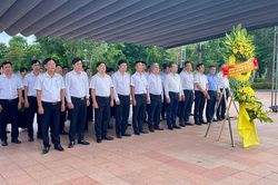 Chánh án Nguyễn Văn Quảng dâng hương tri ân tại Quảng Trị