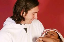Hình ảnh Messi bế em bé Lamine Yamal gây sốt chung kết World Cup