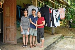 Gần 20 năm chăm hai con khuyết tật, cha mẹ già chỉ mong các con không bơ vơ