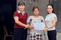 Trao hơn 64 triệu đồng tiếp sức người mẹ suy thận nuôi con nhỏ ở Ninh Bình