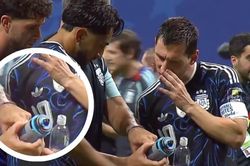 Messi phản ứng lạ trước 'phao cứu sinh' bất th&agrave;nh của Pickford