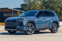 Khi các đối thủ ngày càng 'phình to', Toyota RAV4 2026 lại đi ngược xu hướng
