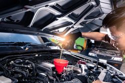 Mốc thay dầu ô tô mỗi 5.000km đã lỗi thời, ô tô hiện đại có thể đi xa hơn nhiều