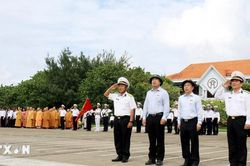 Mang tình cảm đất liền đến với quân dân Trường Sa