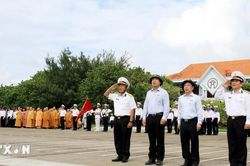 Mang tình cảm đất liền đến với quân dân Trường Sa