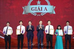 Trao giải Cuộc thi ch&iacute;nh luận 'Bảo vệ nền tảng tư tưởng của Đảng trong kỷ nguy&ecirc;n mới'