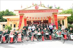 Đại tướng Nguyễn Tân Cương thăm, tặng quà tại Trung tâm Điều dưỡng thương binh Duy Tiên