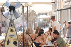 Kỳ nghỉ Hè không còn đủ để giúp người Italy tái tạo năng lượng