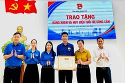 Trao Huy hiệu 'Tuổi trẻ dũng cảm' cho nam sinh cứu người đuối nước