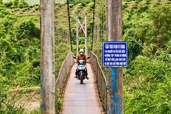 Gỡ nỗi lo từ những cây cầu treo vùng cao Quảng Ngãi