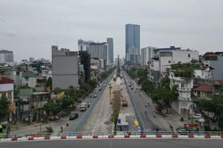 Hà Nội: Rào chắn gần 500m đường Văn Cao để thi công ga metro Quần Ngựa