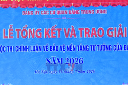 Trao giải Cuộc thi ch&iacute;nh luận 'Bảo vệ nền tảng tư tưởng của Đảng trong kỷ nguy&ecirc;n mới'
