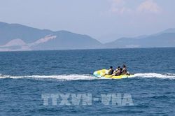 Siết chặt quản l&yacute; t&agrave;u du lịch tr&ecirc;n vịnh
