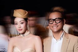Hoa hậu Khánh Vân tay trong tay hạnh phúc bên chồng