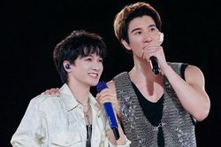Vương Lực Hoành khâu 39 mũi, Châu Thâm suýt ngã trên sân khấu: Vì sao tai nạn concert ngày càng đáng báo động?