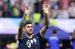 Romero đ&aacute;p trả gay gắt Gary Neville sau khi Argentina loại Anh
