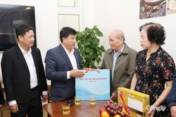Lãnh đạo tỉnh Lâm Đồng thăm, tặng quà người có công