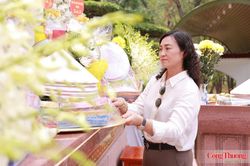 Đo&agrave;n c&ocirc;ng t&aacute;c Bộ C&ocirc;ng Thương tri &acirc;n c&aacute;c anh h&ugrave;ng liệt sĩ tại Ng&atilde; ba Đồng Lộc
