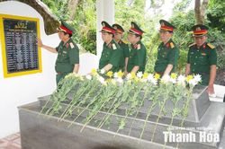 Đo&agrave;n c&ocirc;ng t&aacute;c Bộ Tư lệnh Qu&acirc;n khu 4 d&acirc;ng hương tưởng niệm c&aacute;c Anh h&ugrave;ng liệt sĩ tại đảo H&ograve;n M&ecirc;