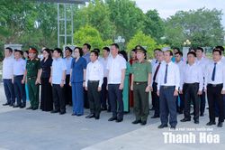 Ph&oacute; Chủ tịch Quốc hội Nguyễn Do&atilde;n Anh viếng nghĩa trang liệt sĩ, tri &acirc;n người c&oacute; c&ocirc;ng tại Thanh H&oacute;a
