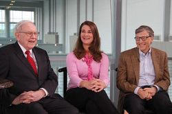 Warren Buffett sẽ trao tặng hết cổ phiếu Berkshire trong 8 năm, 'cắt' tiền cho quỹ của Bill Gates
