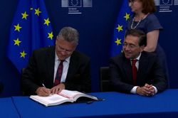 Anh và Tây Ban Nha ký thỏa thuận bỏ kiểm soát biên giới Gibraltar