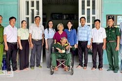 X&atilde; &Ocirc; L&acirc;m thăm Anh h&ugrave;ng Lực lượng vũ trang Nh&acirc;n d&acirc;n L&ecirc; Th&agrave;nh Cư