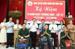 Đoàn công tác Tạp chí Cộng sản thăm, tặng quà tại Trung tâm Điều dưỡng thương binh Thuận Thành