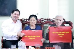 B&iacute; thư Tỉnh ủy Nguyễn Hồng Th&aacute;i thăm, tặng qu&agrave; người c&oacute; c&ocirc;ng tại x&atilde; Hợp Thịnh v&agrave; phường Đa Mai