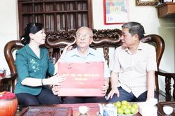 Chủ tịch Ủy ban MTTQ tỉnh Nguyễn Thị Hà thăm, tặng quà người có công tại xã Phật Tích và Tân Chi