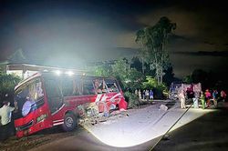 Bắc Ninh: Xe khách va chạm với xe tải trên đường tỉnh 291 qua xã Tuấn Đạo, 5 người bị thương