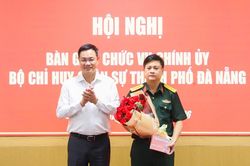 B&agrave;n giao chức vụ Ch&iacute;nh ủy Bộ Chỉ huy Qu&acirc;n sự th&agrave;nh phố Đ&agrave; Nẵng
