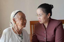 Ph&oacute; Chủ tịch UBND th&agrave;nh phố Đ&agrave; Nẵng Nguyễn Thị Anh Thi thăm gia đ&igrave;nh ch&iacute;nh s&aacute;ch tại phường Hội An v&agrave; Sơn Tr&agrave;