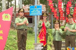 Đo&agrave;n c&ocirc;ng t&aacute;c Ban phụ nữ, Ban thanh ni&ecirc;n, C&ocirc;ng an th&agrave;nh phố Đ&agrave; Nẵng viếng hương tại Khu di t&iacute;ch An ninh khu V