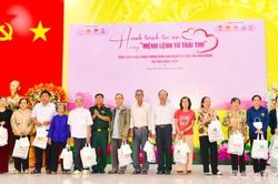 Đồng Th&aacute;p: Trao tặng 229 điện thoại th&ocirc;ng minh cho người c&oacute; c&ocirc;ng với c&aacute;ch mạng