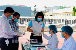 Lãnh đạo UBND phường An Nhơn Bắc thăm, động viên đội lấy mẫu ADN tại Nghĩa trang Nhơn Hạnh