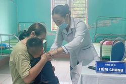 Trạm Y tế xã Ia Nan khám sức khỏe định kỳ cho trẻ em tại địa phương