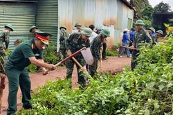 Trung đoàn 991 thực hiện công tác dân vận tại xã biên giới Ia Dom