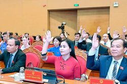 Th&ocirc;ng qua 30 nghị quyết, tạo động lực ph&aacute;t triển giai đoạn mới