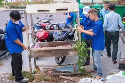 Đoàn phường Quy Nhơn ra quân chỉnh trang đô thị