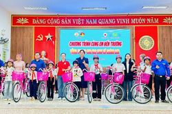 Tặng 20 xe đạp cho học sinh ngh&egrave;o vượt kh&oacute; học giỏi tại x&atilde; Kh&aacute;nh Sơn